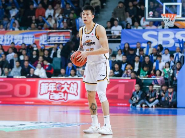 屋漏偏逢連夜雨！張鎮(zhèn)麟7中1僅得2分2板4助 末節(jié)受傷離場